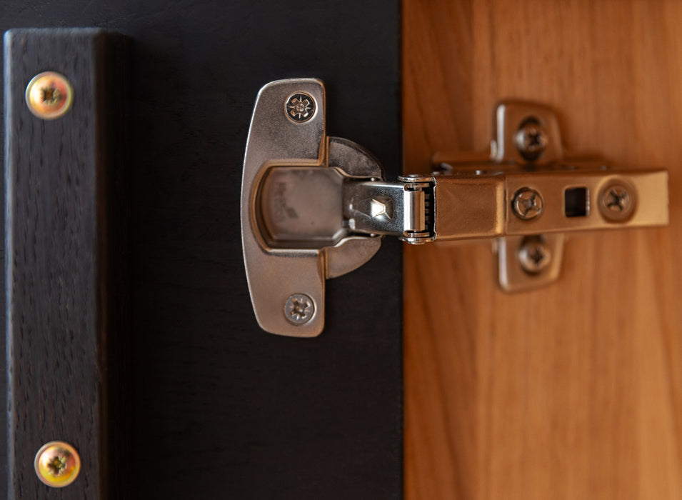 Beleuchtete Standvitrine aus massiver Eiche und Glas | Wohnzimmerschrank Tirano IV mit Rückwand in grober Holzstruktur