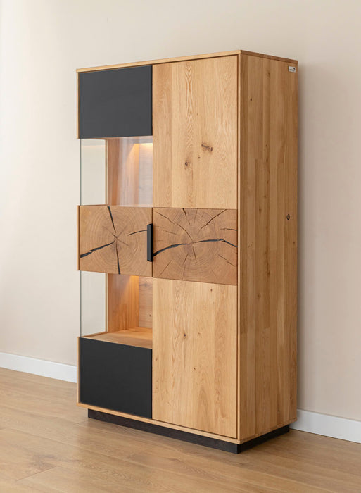 Beleuchtete Standvitrine aus massiver Eiche und Glas | Wohnzimmerschrank Tirano IV mit Rückwand in grober Holzstruktur