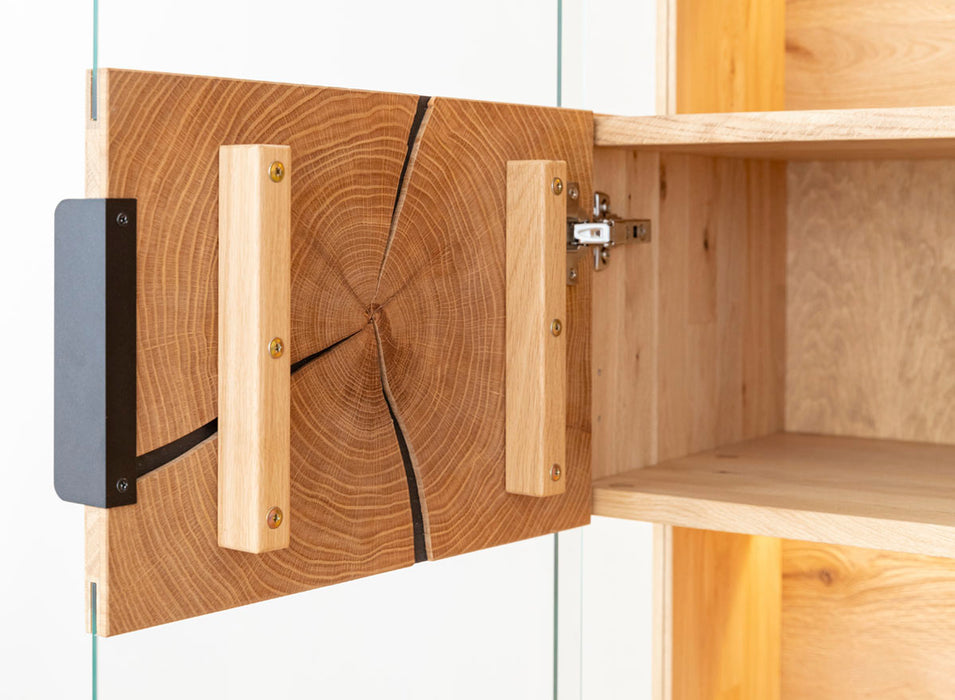 Beleuchtete Standvitrine aus massiver Eiche und Glas | Wohnzimmerschrank Tirano IV mit Rückwand in grober Holzstruktur