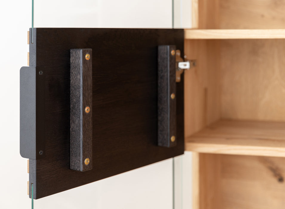 Beleuchtete Standvitrine aus massiver Eiche mit Lamellen | Wohnzimmerschrank Tirano II mit Rückwand in grober Holzstruktur