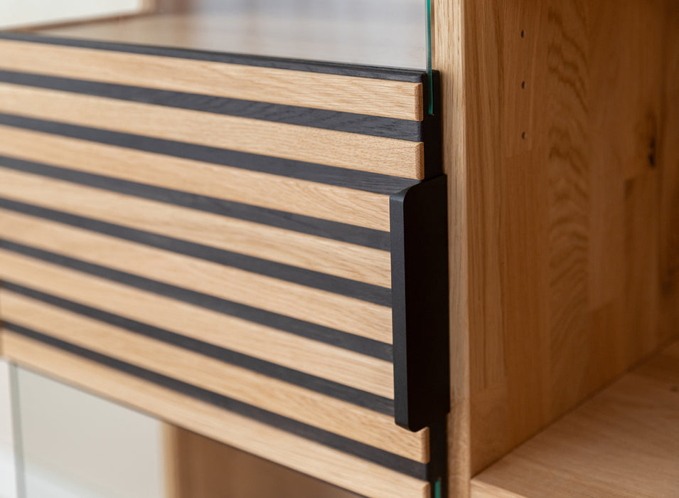 Beleuchtete Standvitrine aus massiver Eiche mit Lamellen | Wohnzimmerschrank Tirano II mit Rückwand in grober Holzstruktur