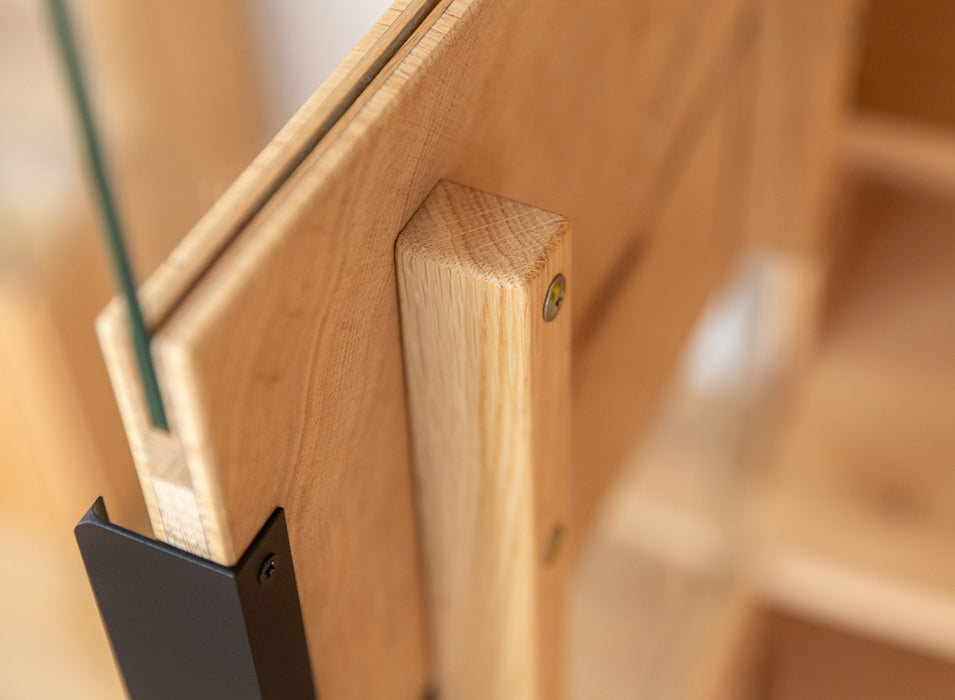 Beleuchtete Standvitrine aus massiver Eiche und Glas | Wohnzimmerschrank Tirano IV mit Rückwand in grober Holzstruktur