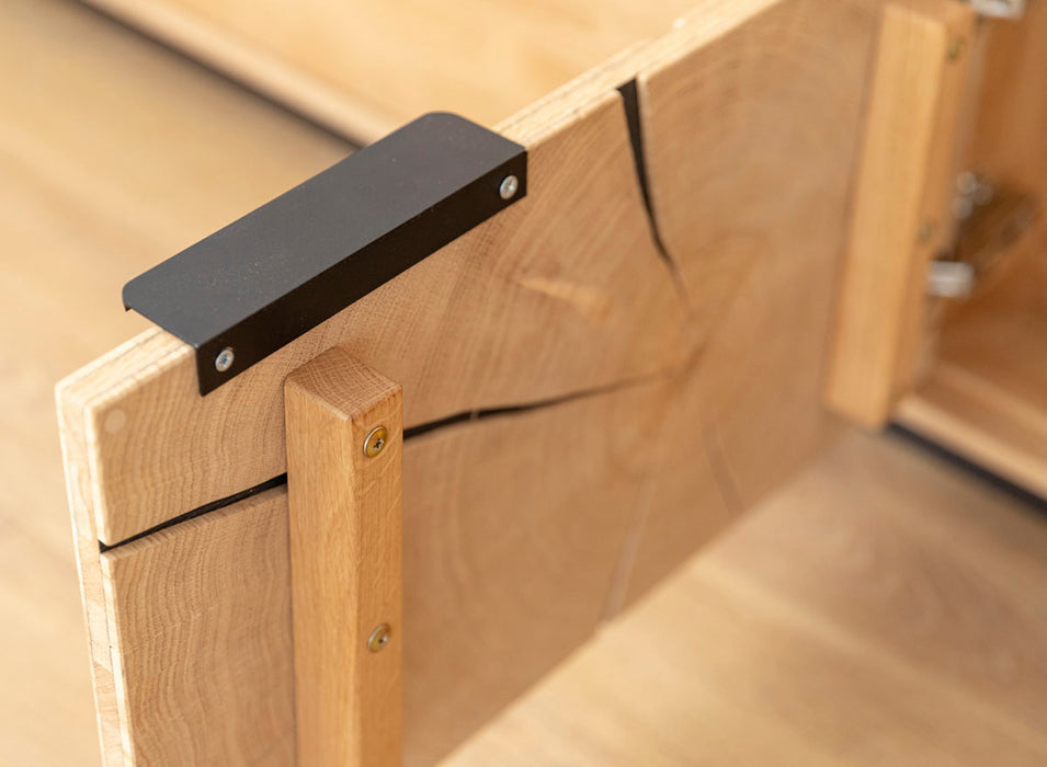 Beleuchtete Hängekommode aus massiver Eiche und Glas | TV-Board Tirano IV mit Schaukasten und grober Holzstruktur