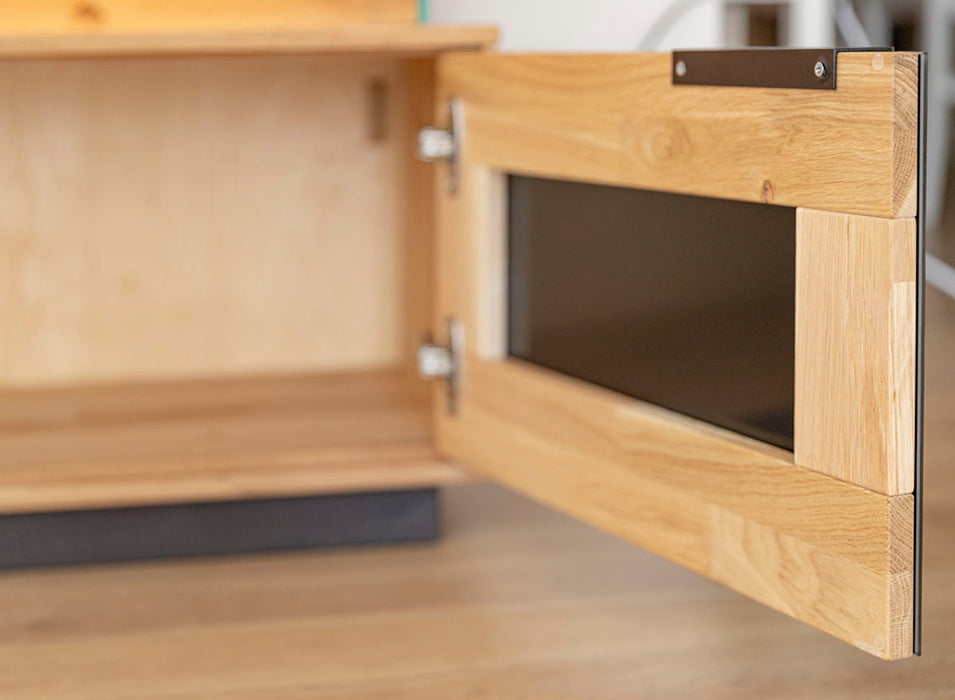 Beleuchtete Hängekommode aus massiver Eiche und Glas | TV-Board Tirano IV mit Schaukasten und grober Holzstruktur