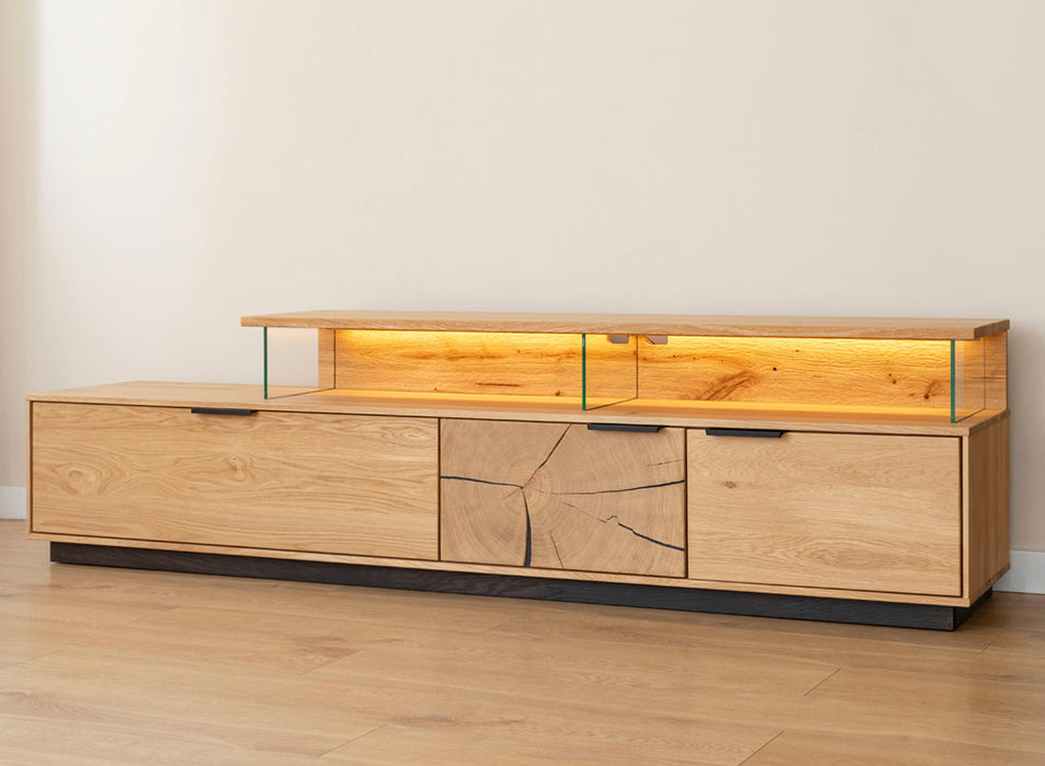 Beleuchtete Hängekommode aus massiver Eiche mit Hirnholz | TV-Board Tirano III mit Schaukasten und grober Holzstruktur
