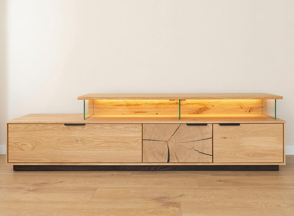 Beleuchtete Hängekommode aus massiver Eiche mit Hirnholz | TV-Board Tirano III mit Schaukasten und grober Holzstruktur