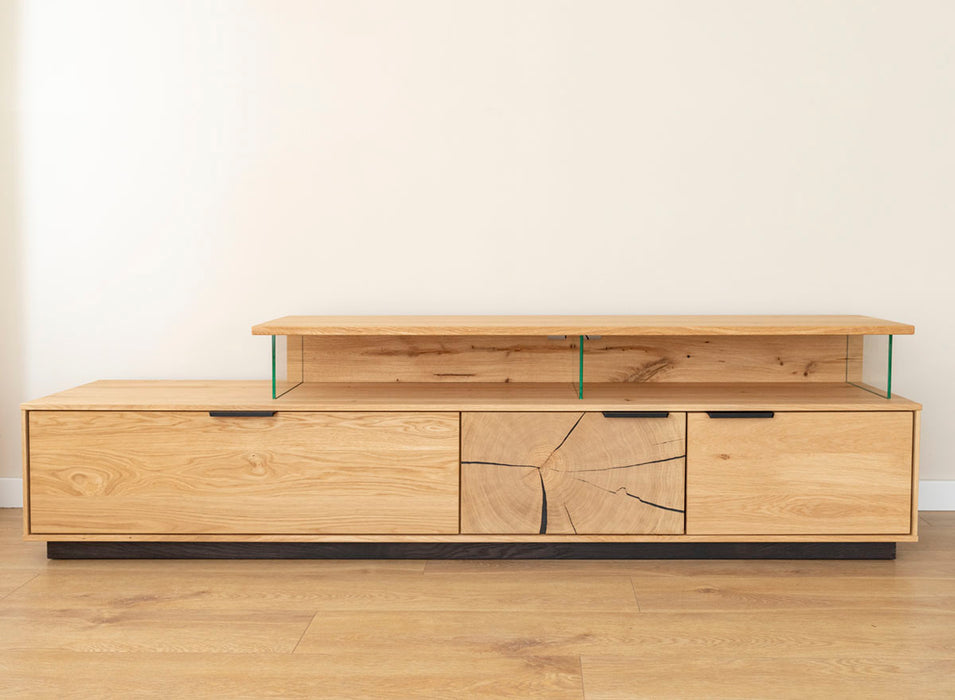 Beleuchtete Hängekommode aus massiver Eiche mit Hirnholz | TV-Board Tirano III mit Schaukasten und grober Holzstruktur