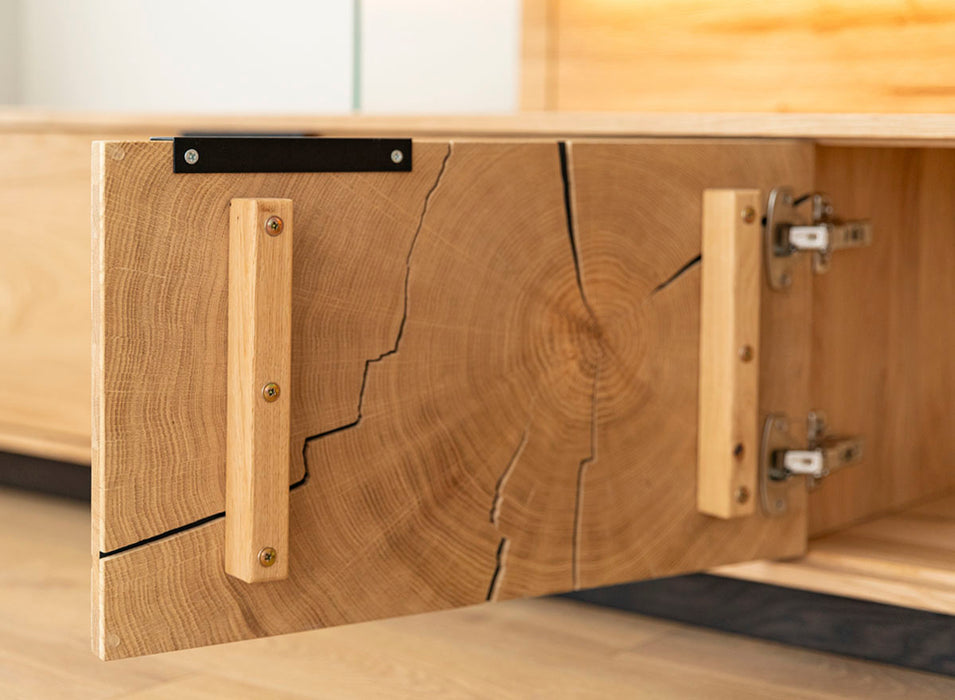 Beleuchtete Hängekommode aus massiver Eiche mit Hirnholz | TV-Board Tirano III mit Schaukasten und grober Holzstruktur