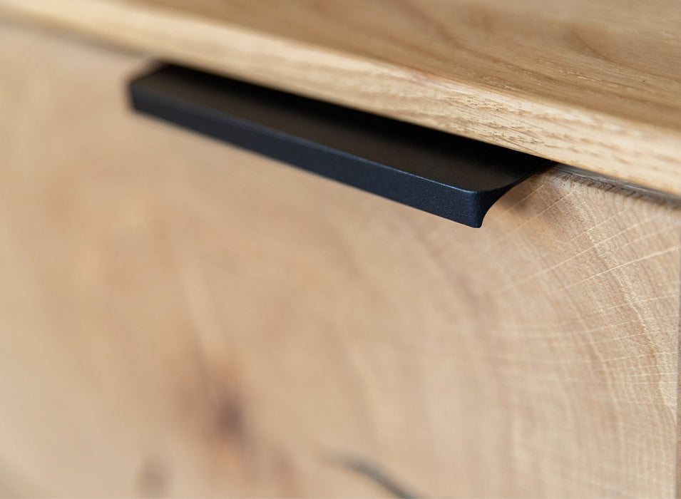 Beleuchtete Hängekommode aus massiver Eiche mit Hirnholz | TV-Board Tirano III mit Schaukasten und grober Holzstruktur