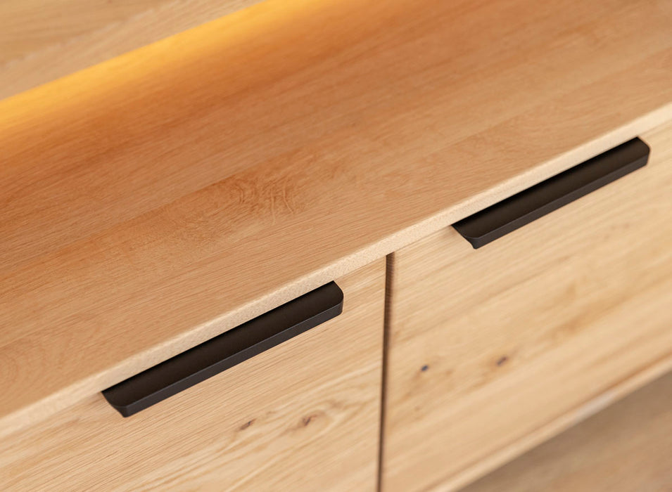Beleuchtete Hängekommode aus massiver Eiche | TV-Board Tirano I mit Schaukasten und grober Holzstruktur