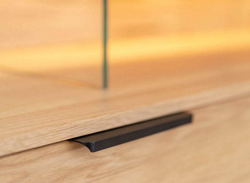Beleuchtete Hängekommode aus massiver Eiche | TV-Board Tirano I mit Schaukasten und grober Holzstruktur