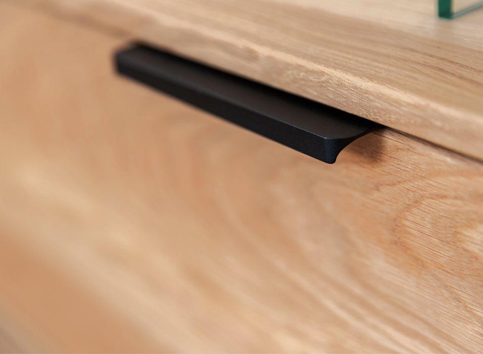 Beleuchtete Hängekommode aus massiver Eiche mit Hirnholz | TV-Board Tirano III mit Schaukasten und grober Holzstruktur