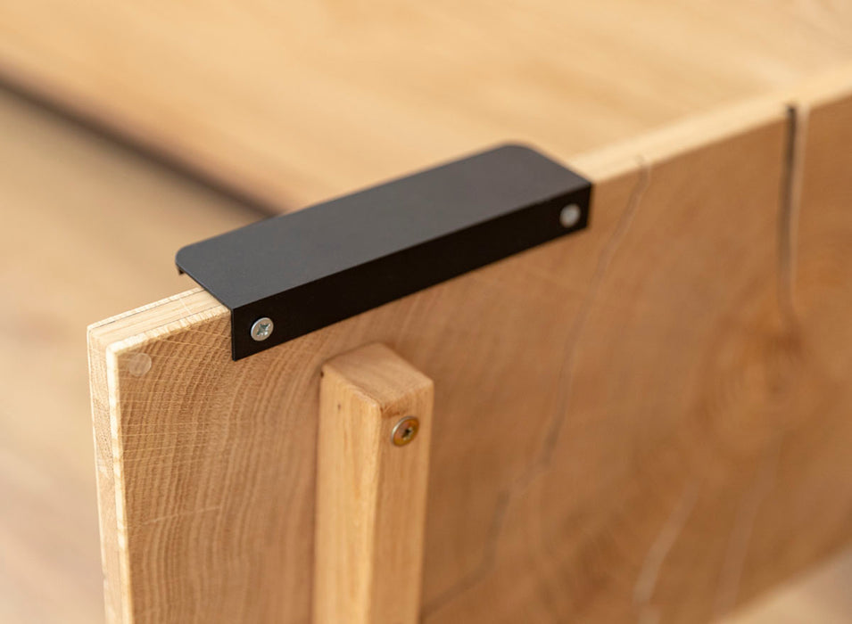 Beleuchtete Hängekommode aus massiver Eiche mit Hirnholz | TV-Board Tirano III mit Schaukasten und grober Holzstruktur