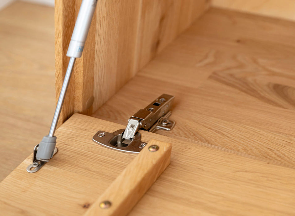 Beleuchtete Hängekommode aus massiver Eiche mit Hirnholz | TV-Board Tirano III mit Schaukasten und grober Holzstruktur