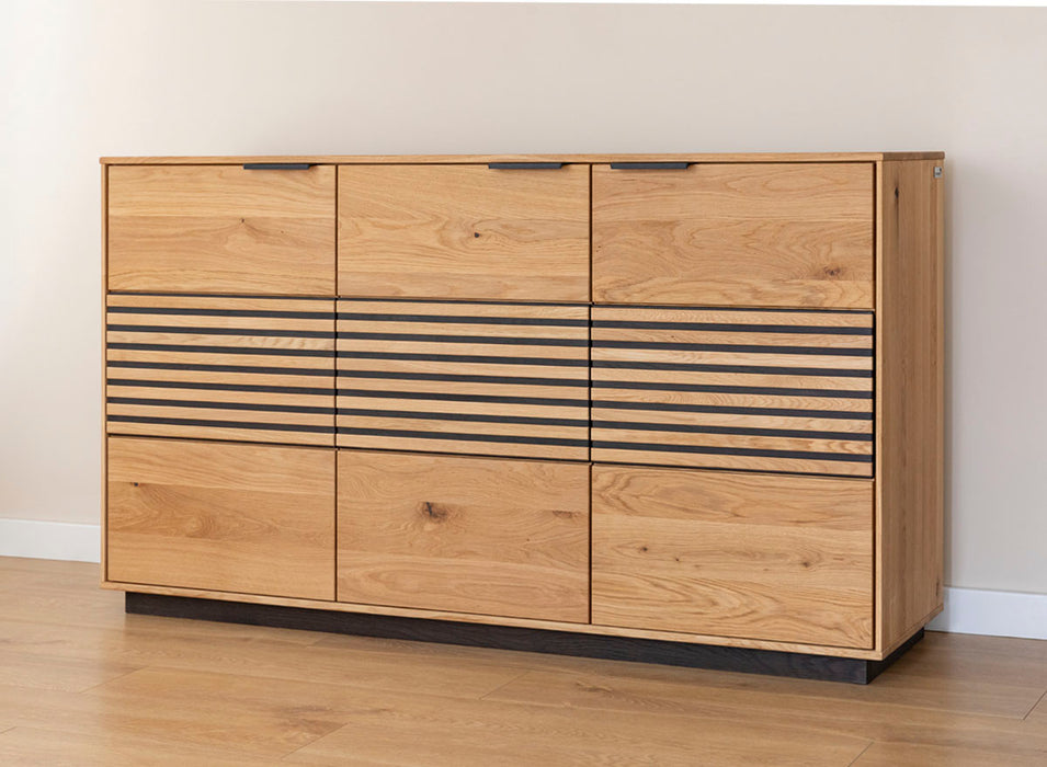 Beleuchtetes Sideboard aus massiver Eiche mit Lamellen | Kommode Tirano II mit Rückwand in grober Holzstruktur