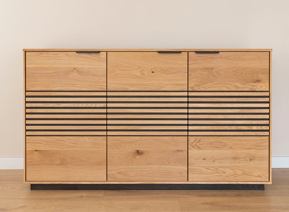 Beleuchtetes Sideboard aus massiver Eiche mit Lamellen | Kommode Tirano II mit Rückwand in grober Holzstruktur