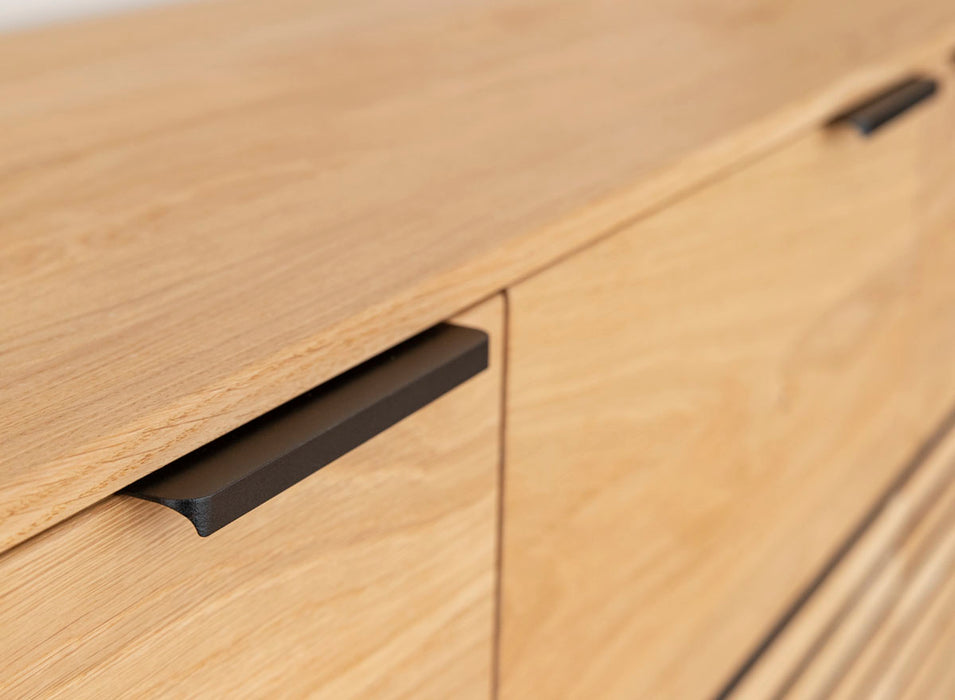 Beleuchtetes Sideboard aus massiver Eiche mit Lamellen | Kommode Tirano II mit Rückwand in grober Holzstruktur