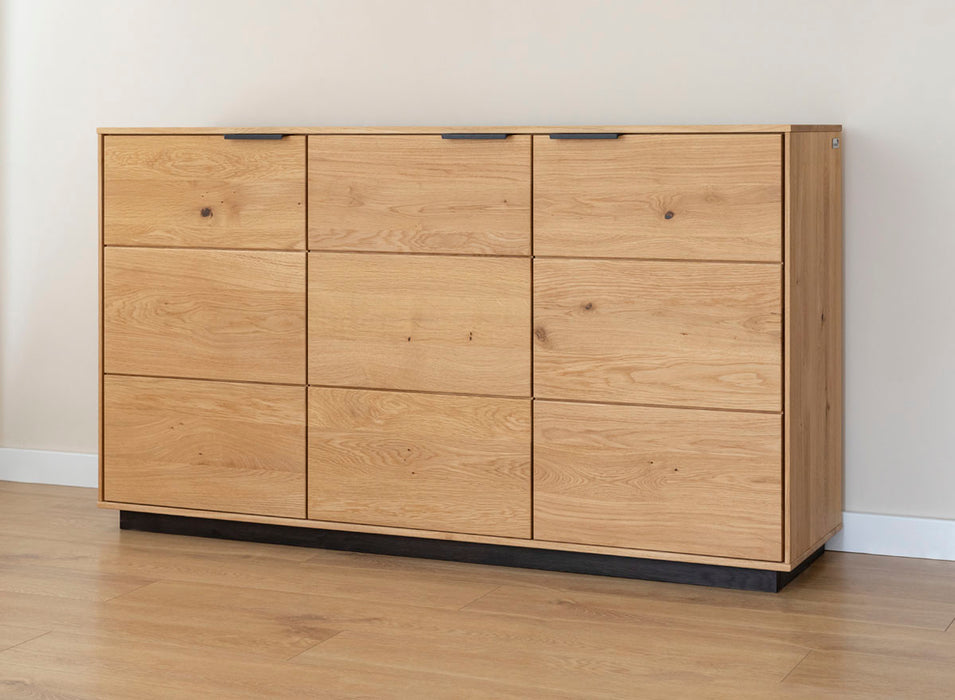 Beleuchtetes Sideboard aus massiver Eiche | Kommode Tirano I mit Rückwand in grober Holzstruktur