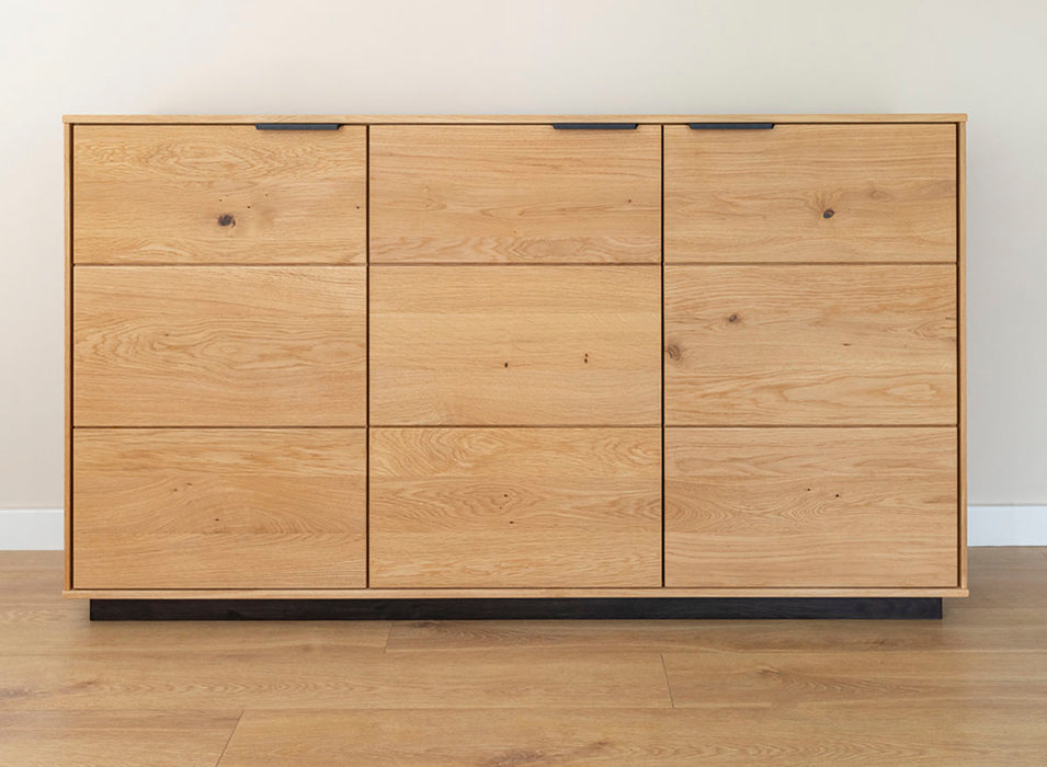 Beleuchtetes Sideboard aus massiver Eiche | Kommode Tirano I mit Rückwand in grober Holzstruktur