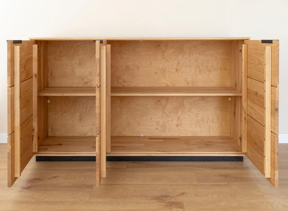 Beleuchtetes Sideboard aus massiver Eiche | Kommode Tirano I mit Rückwand in grober Holzstruktur