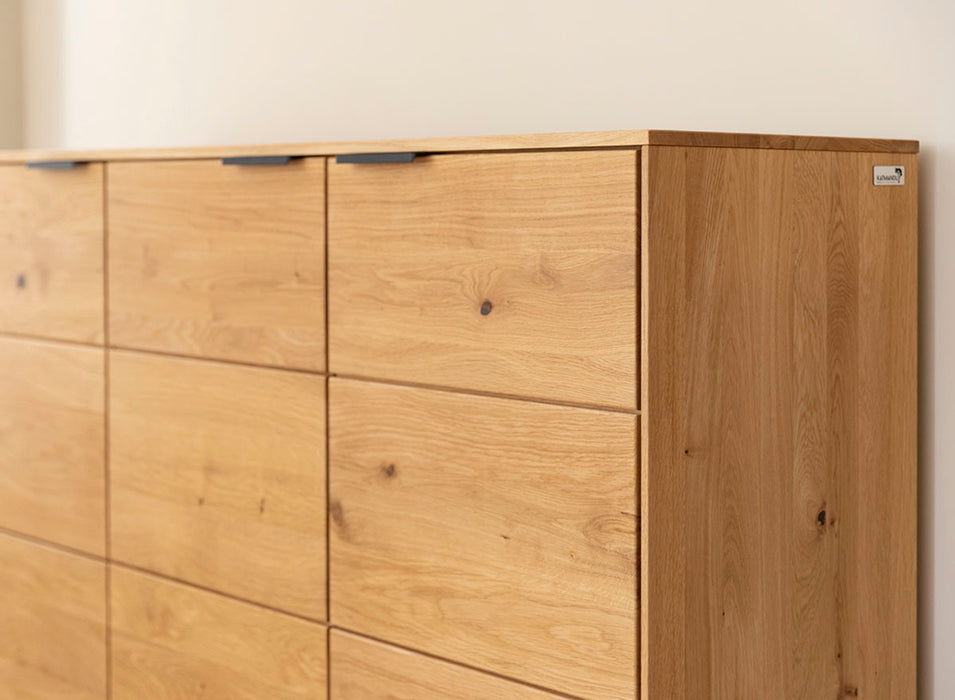 Beleuchtetes Sideboard aus massiver Eiche | Kommode Tirano I mit Rückwand in grober Holzstruktur