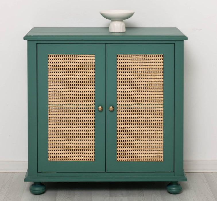 Kleine Kommode aus Massivholz | Rattan Schrank mit zwei Türen