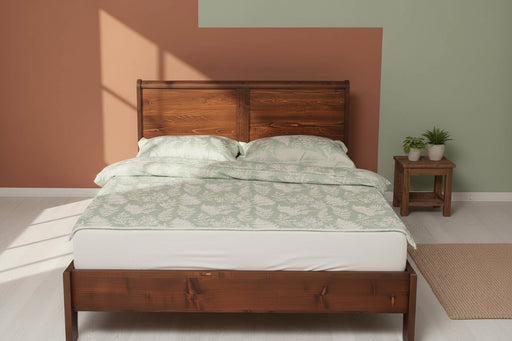 Landhausbett-aus-Massivholz-Klassisches-Vollholzbett-geschwungenes-Kopfteil-wandfarbe-salbei-licht-links