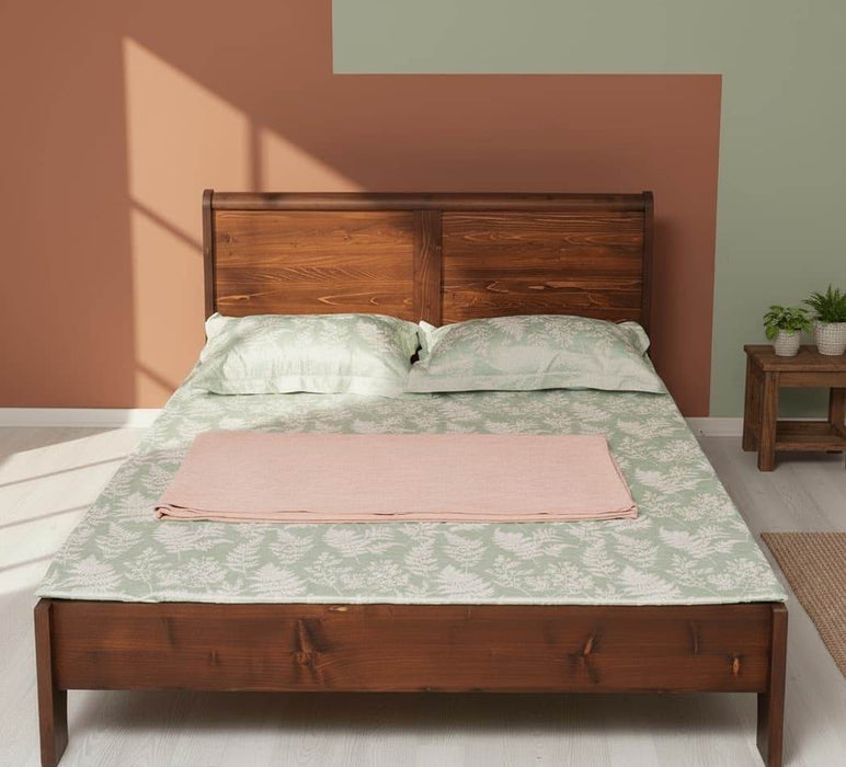 Landhausbett-aus-Massivholz-Klassisches-Vollholzbett-geschwungenes-Kopfteil-wandfarbe-salbei-licht-links