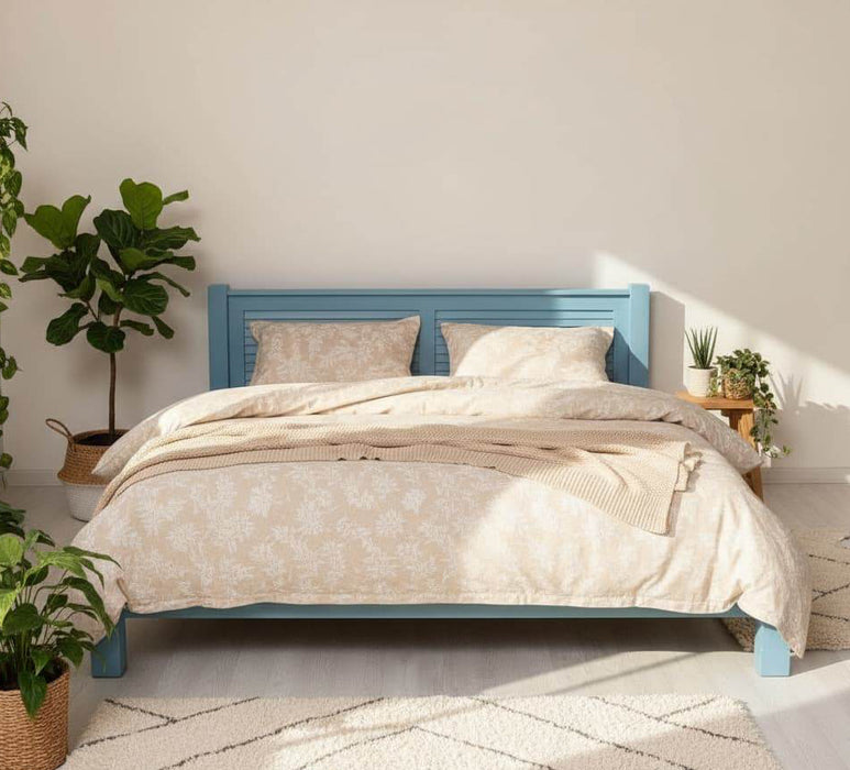 Landhausbett-Massivholz-Lamellen-kopfteil-verschiedene-Farben-boho-pflanzen