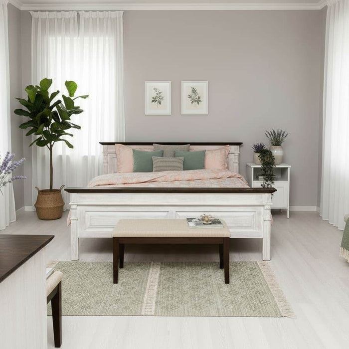 schlafzimmer-dekoriert-Landhausbett--Massivholz--Ornamente-Luxurioeses-Bett-Fraesungen