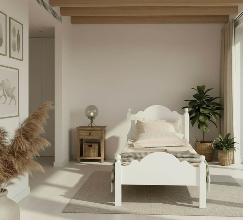 Landhausbett-mit-geschwungenem-Kopf-und-Fussteil-Kinderbett-schlafzimmer-licht-rechts-dekorierter-raum
