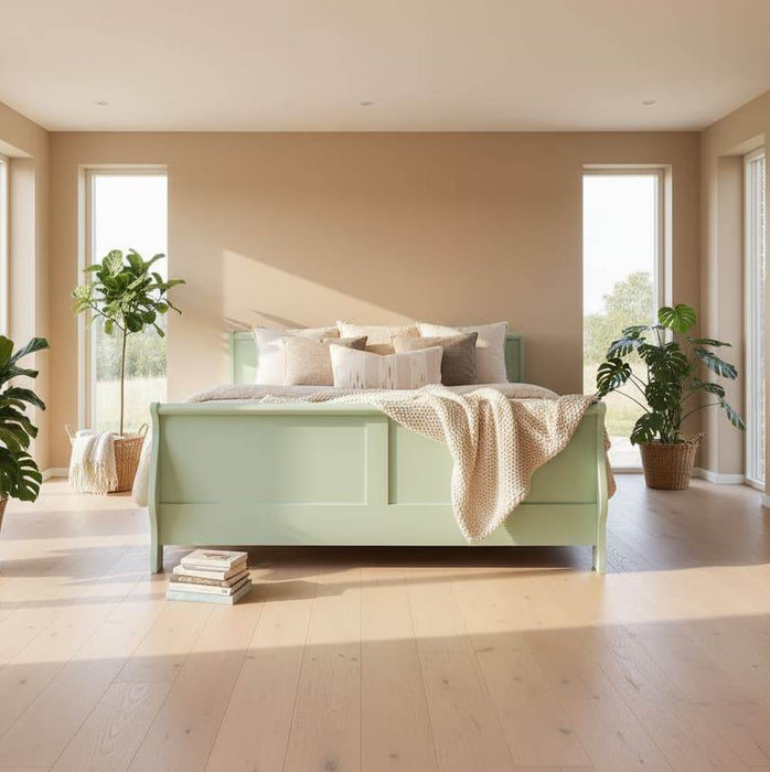 modernes-schlafzimmer-licht-links-pflanzen-Landhausbett-mit-geschwungenem-Kopf-und-Fussteil-mit-Schubkaesten