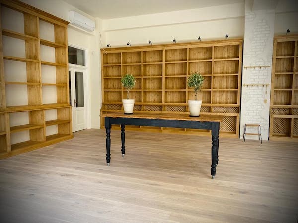 Verkaufsraum-Massivholzregale-Maßanfertigung-Pinie gewachst-Esstisch-geflammt-gebuerstet-schwarz