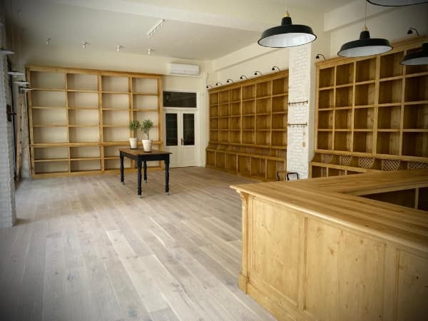 Verkaufsflaeche-holzboden-wandregale-Sortierregal-empfangstheke-piniegewachst