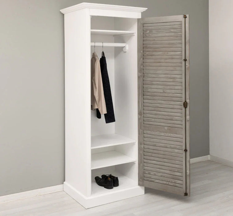 Abschließbarer Kleiderschrank aus Massivholz mit Lamellentür