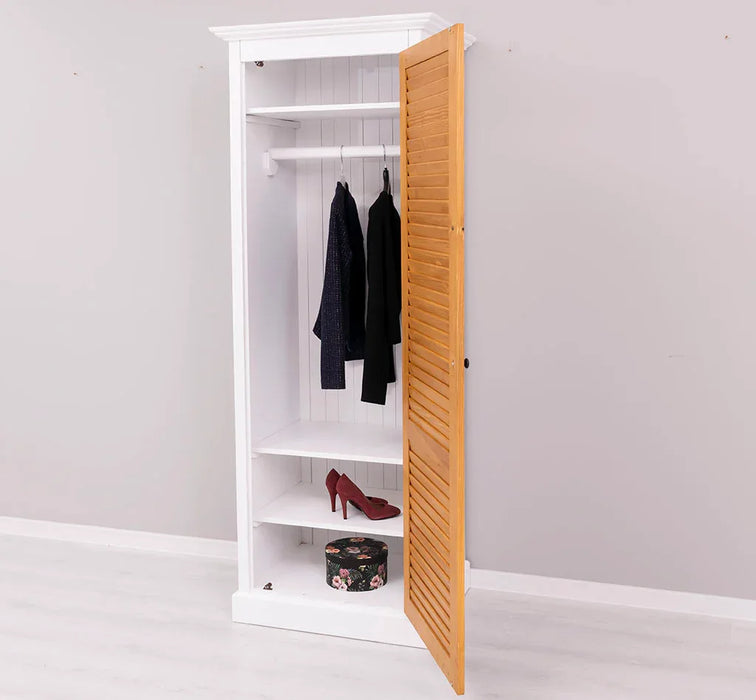 Abschließbarer Kleiderschrank aus Massivholz mit Lamellentür