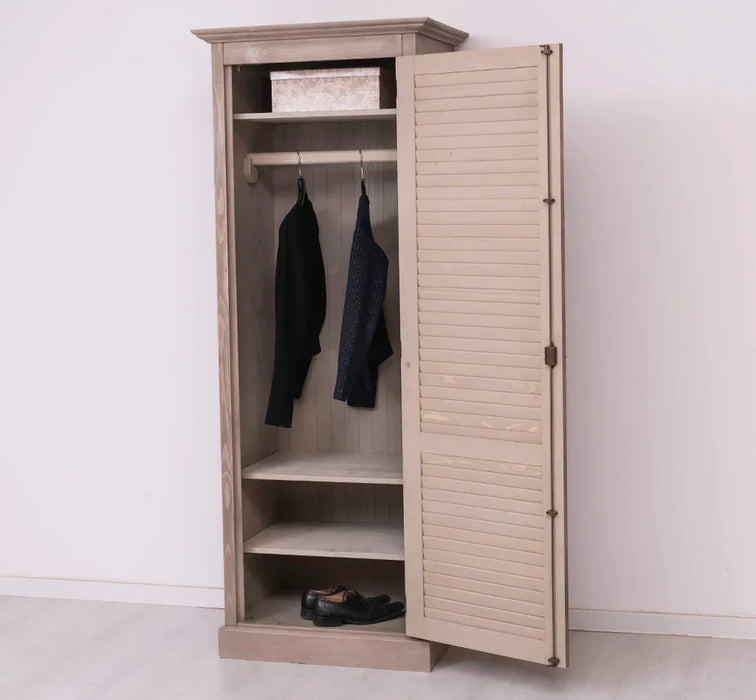 Abschließbarer Kleiderschrank aus Massivholz mit Lamellentür