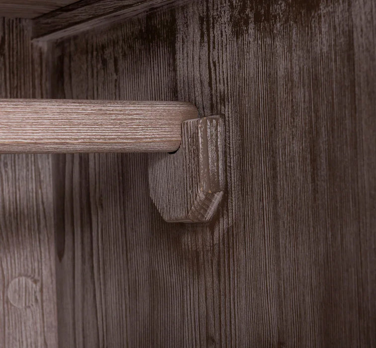 Abschließbarer Kleiderschrank aus Massivholz mit Lamellentür