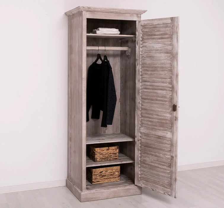 Abschließbarer Kleiderschrank aus Massivholz mit Lamellentür