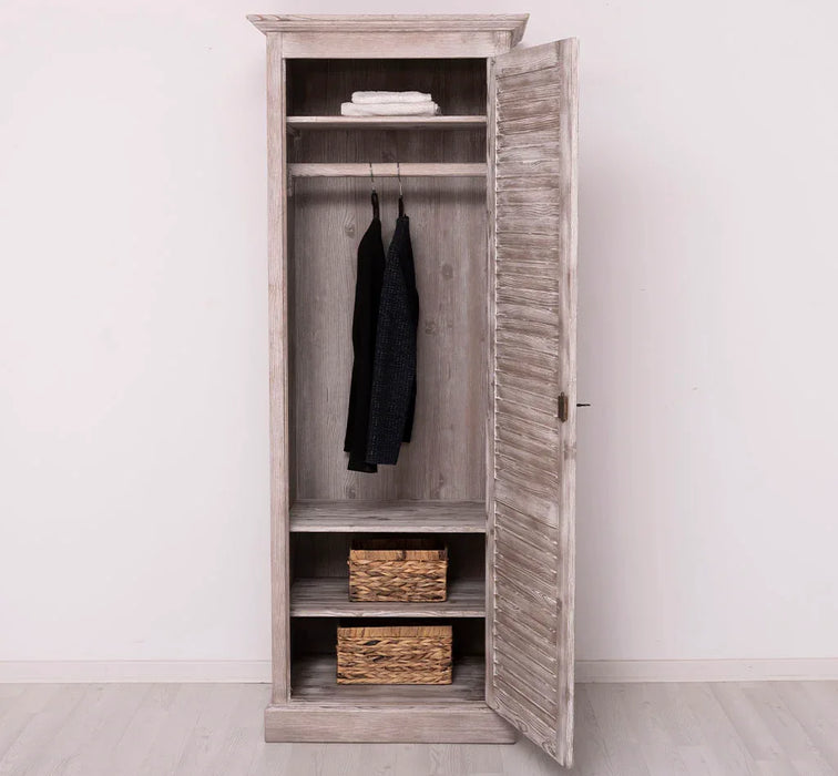 Abschließbarer Kleiderschrank aus Massivholz mit Lamellentür