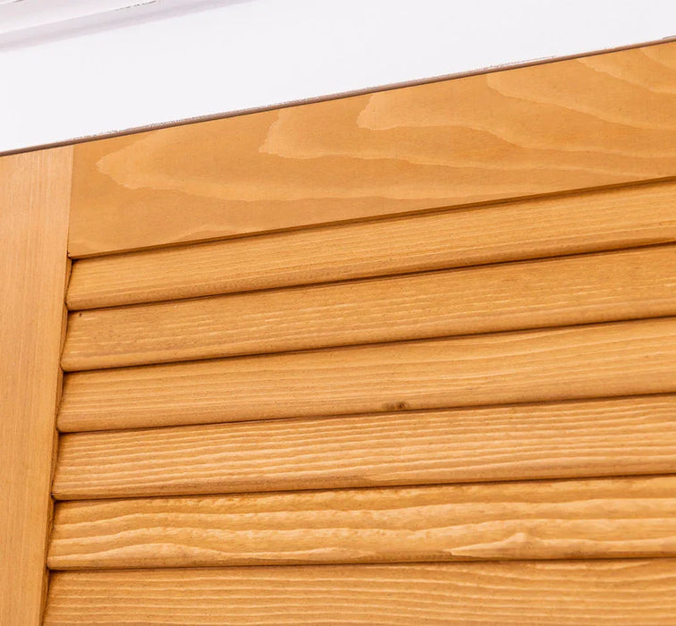 Abschließbarer Kleiderschrank aus Massivholz mit Lamellentür