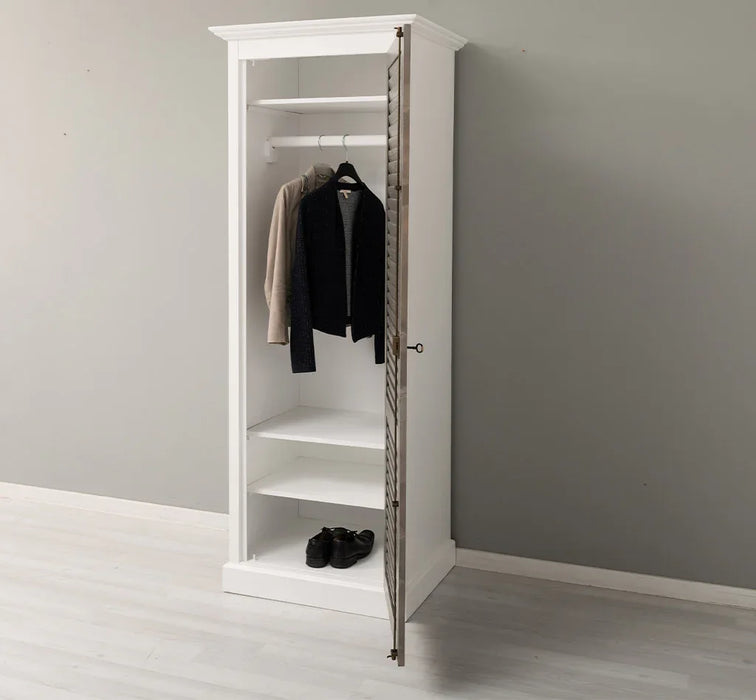 Abschließbarer Kleiderschrank aus Massivholz mit Lamellentür