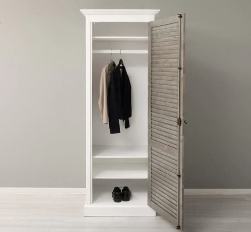 Abschließbarer Kleiderschrank aus Massivholz mit Lamellentür