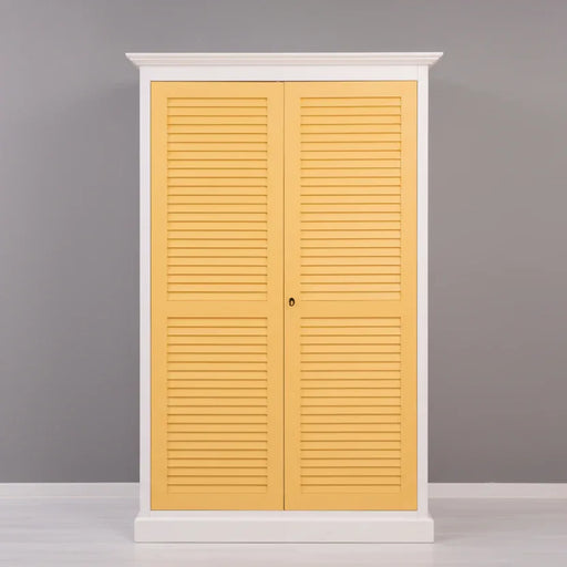 Abschließbarer Kleiderschrank aus Massivholz mit Lamellentüren | 2-Türer