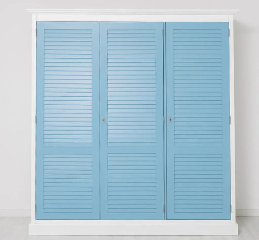 Abschließbarer Kleiderschrank aus Massivholz mit Lamellentüren