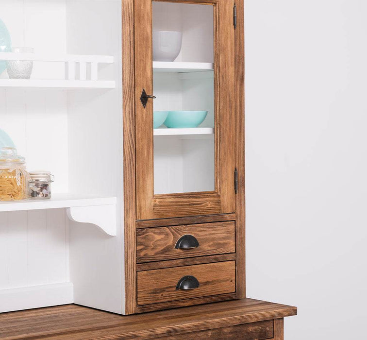 Breiter Buffetschrank aus Massivholz im Landhausstil -