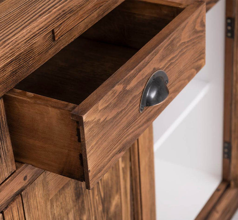 Breiter Buffetschrank aus Massivholz im Landhausstil -