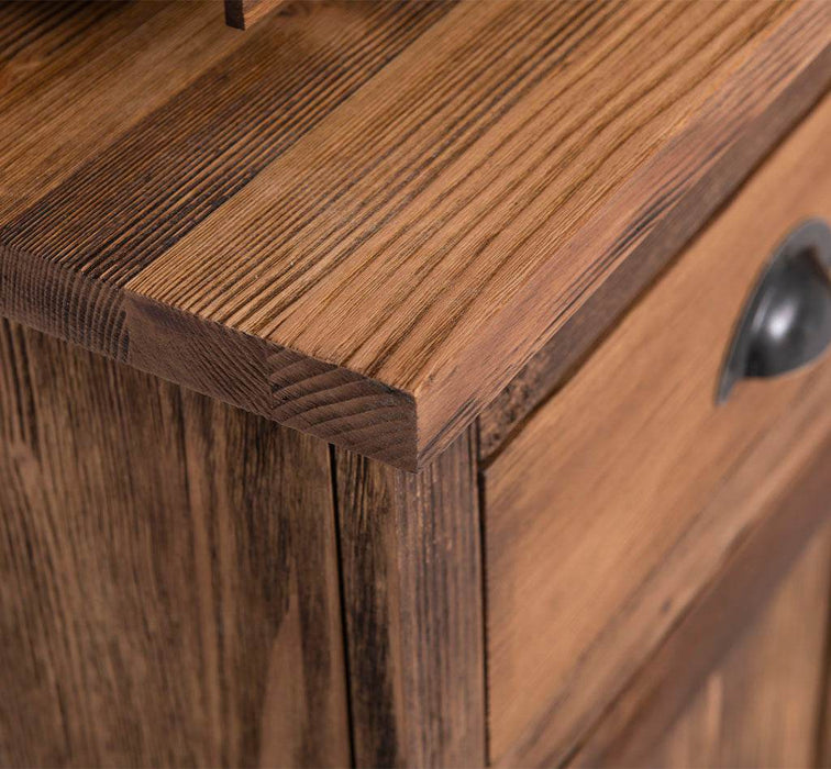 Breiter Buffetschrank aus Massivholz im Landhausstil -