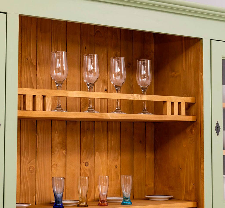 Breiter Buffetschrank aus Massivholz im Landhausstil -