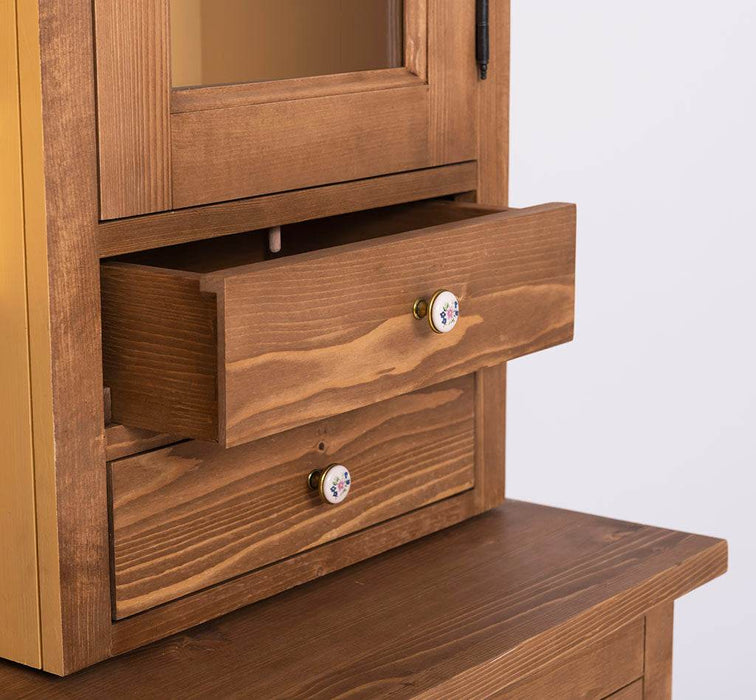 Breiter Buffetschrank aus Massivholz im Landhausstil -